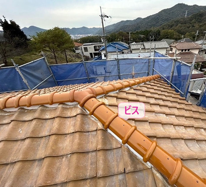 棟瓦の耐震改修で強力棟をビスで固定している様子